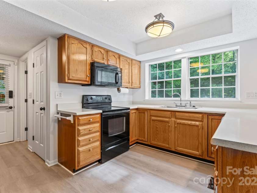 9833 White Cascade Drive, Charlotte, NC 28269.  MLS# CAR4275187, YatesRealty ID 27475. Kitchen