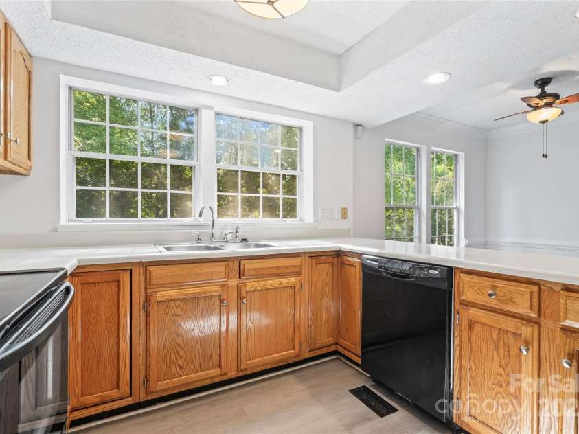 9833 White Cascade Drive, Charlotte, NC 28269.  MLS# CAR4275187, YatesRealty ID 27475. Kitchen