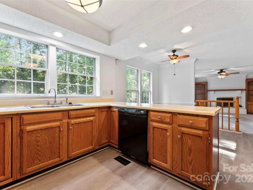 9833 White Cascade Drive, Charlotte, NC 28269.  MLS# CAR4275187, YatesRealty ID 27475. Kitchen, breakfast area and family room
