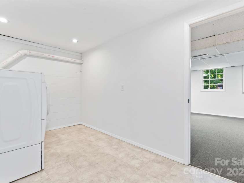 9833 White Cascade Drive, Charlotte, NC 28269.  MLS# CAR4275187, YatesRealty ID 27475. Laundry area