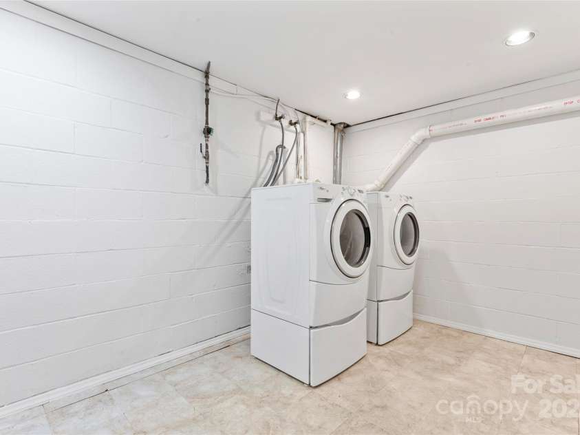 9833 White Cascade Drive, Charlotte, NC 28269.  MLS# CAR4275187, YatesRealty ID 27475. Laundry area with washer and dryer conveying
