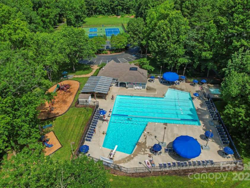 9833 White Cascade Drive, Charlotte, NC 28269.  MLS# CAR4275187, YatesRealty ID 27475. Winchester community area