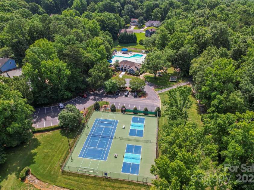 9833 White Cascade Drive, Charlotte, NC 28269.  MLS# CAR4275187, YatesRealty ID 27475. Winchester tennis and racket ball courts