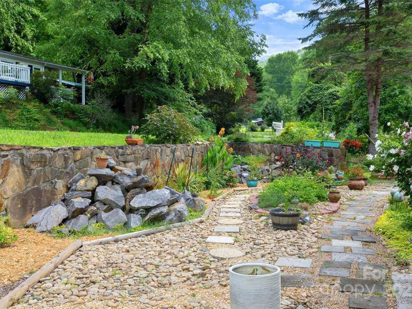 524 Clear Creek Road, Burnsville, NC 28714.  MLS# CAR4281347, YatesRealty ID 27476. 