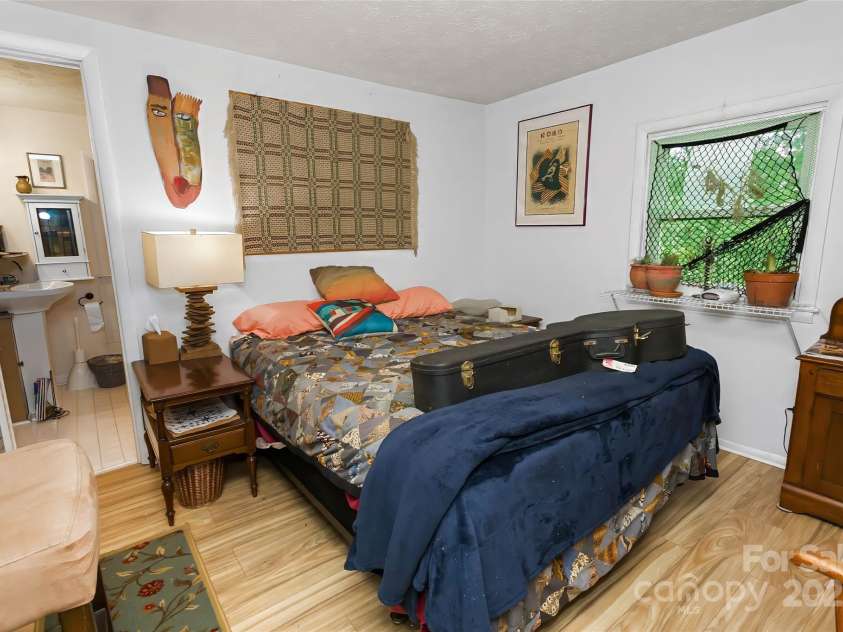 524 Clear Creek Road, Burnsville, NC 28714.  MLS# CAR4281347, YatesRealty ID 27476. 