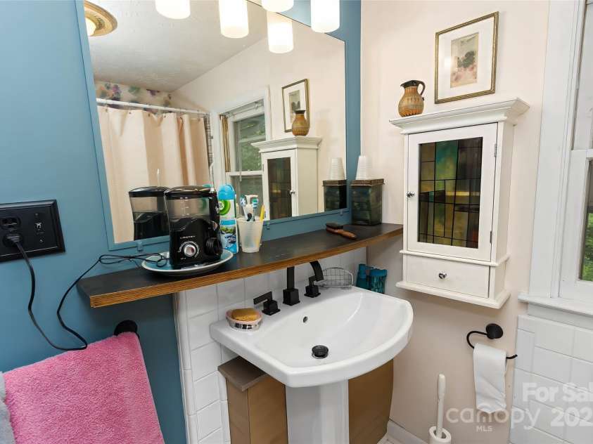 524 Clear Creek Road, Burnsville, NC 28714.  MLS# CAR4281347, YatesRealty ID 27476. 