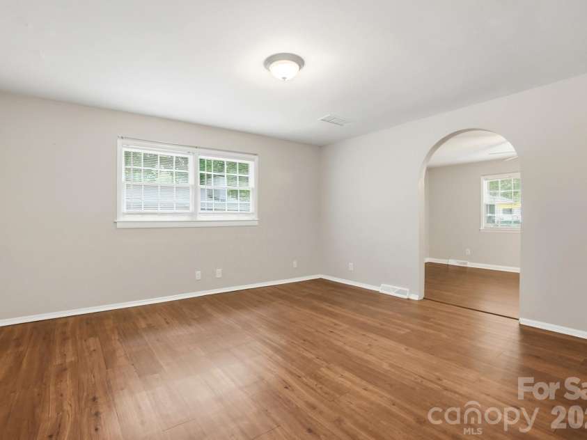 6308 Covecreek Drive, Charlotte, NC 28215.  MLS# CAR4386365, YatesRealty ID 27477. Dining