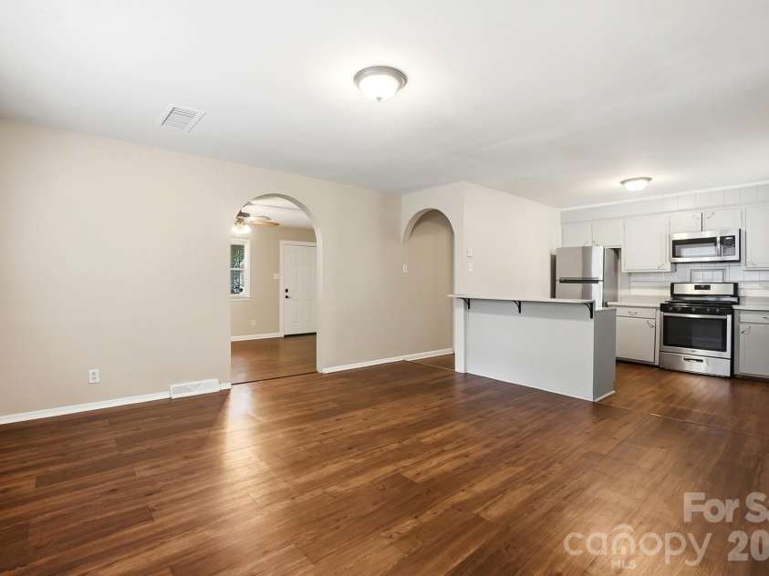 6308 Covecreek Drive, Charlotte, NC 28215.  MLS# CAR4386365, YatesRealty ID 27477. Dining into Kitchen