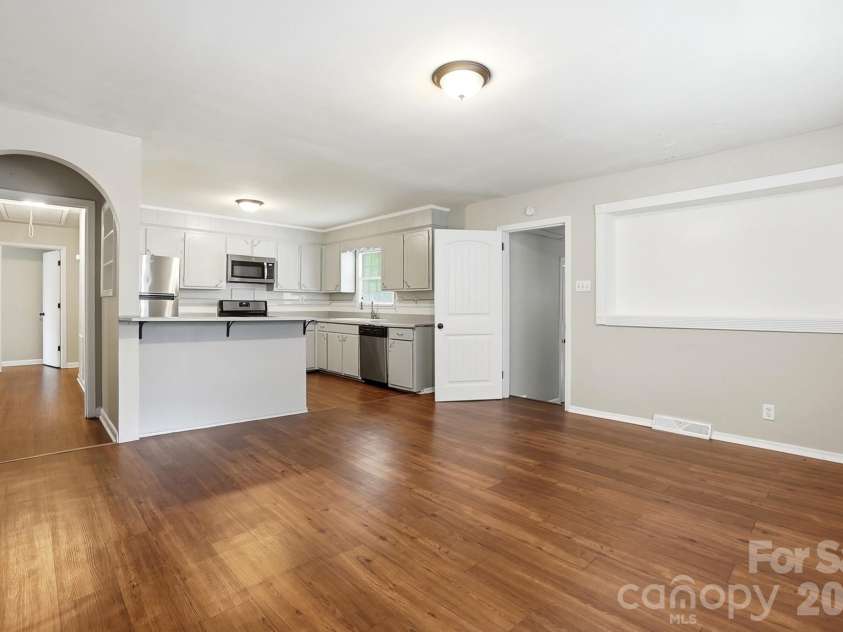 6308 Covecreek Drive, Charlotte, NC 28215.  MLS# CAR4386365, YatesRealty ID 27477. Dining into Kitchen