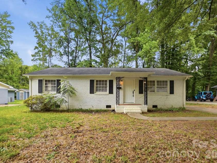 6308 Covecreek Drive, Charlotte, NC 28215.  MLS# CAR4386365, YatesRealty ID 27477. Front