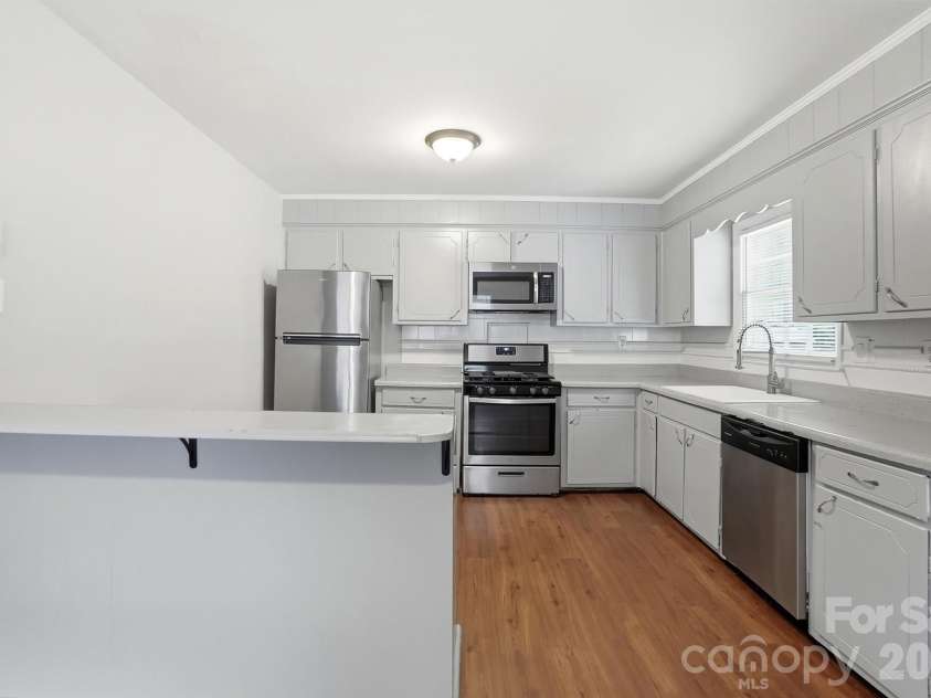 6308 Covecreek Drive, Charlotte, NC 28215.  MLS# CAR4386365, YatesRealty ID 27477. Kitchen