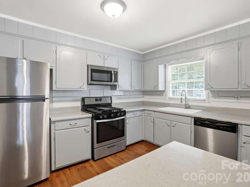 6308 Covecreek Drive, Charlotte, NC 28215.  MLS# CAR4386365, YatesRealty ID 27477. Kitchen