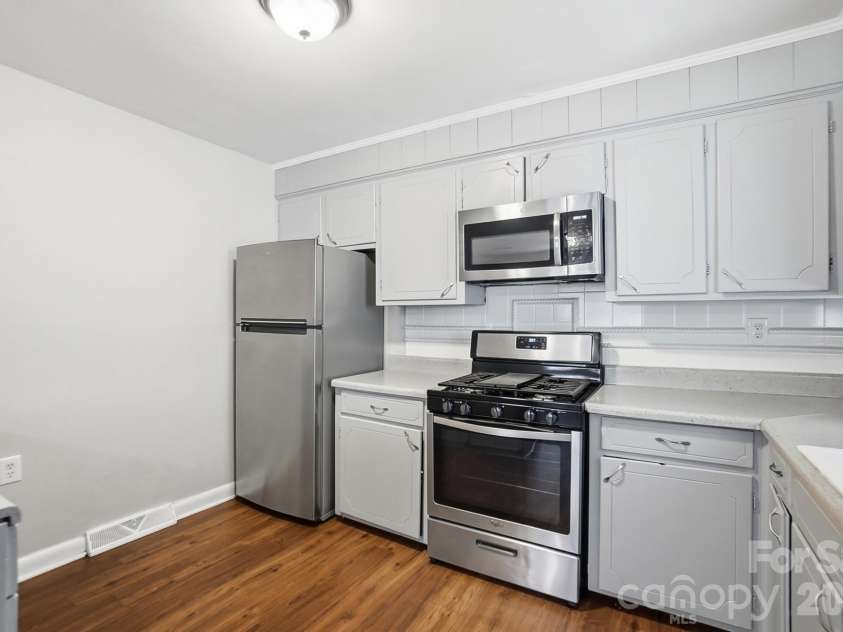 6308 Covecreek Drive, Charlotte, NC 28215.  MLS# CAR4386365, YatesRealty ID 27477. Kitchen