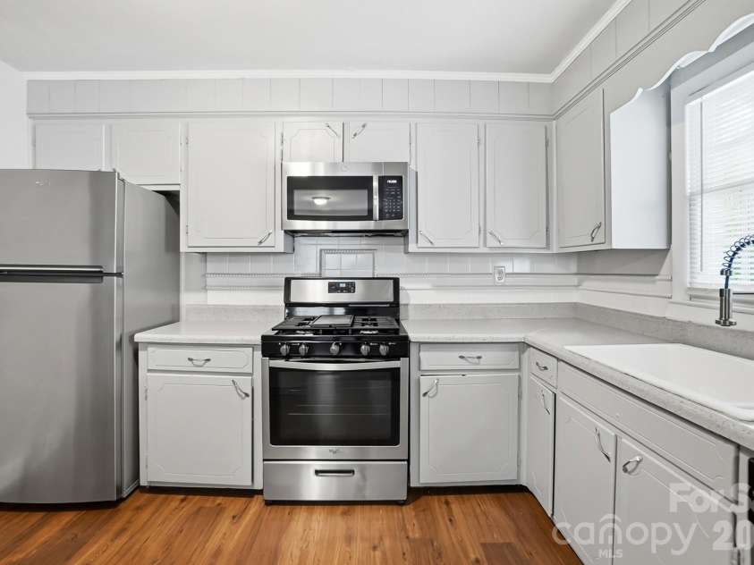 6308 Covecreek Drive, Charlotte, NC 28215.  MLS# CAR4386365, YatesRealty ID 27477. Kitchen