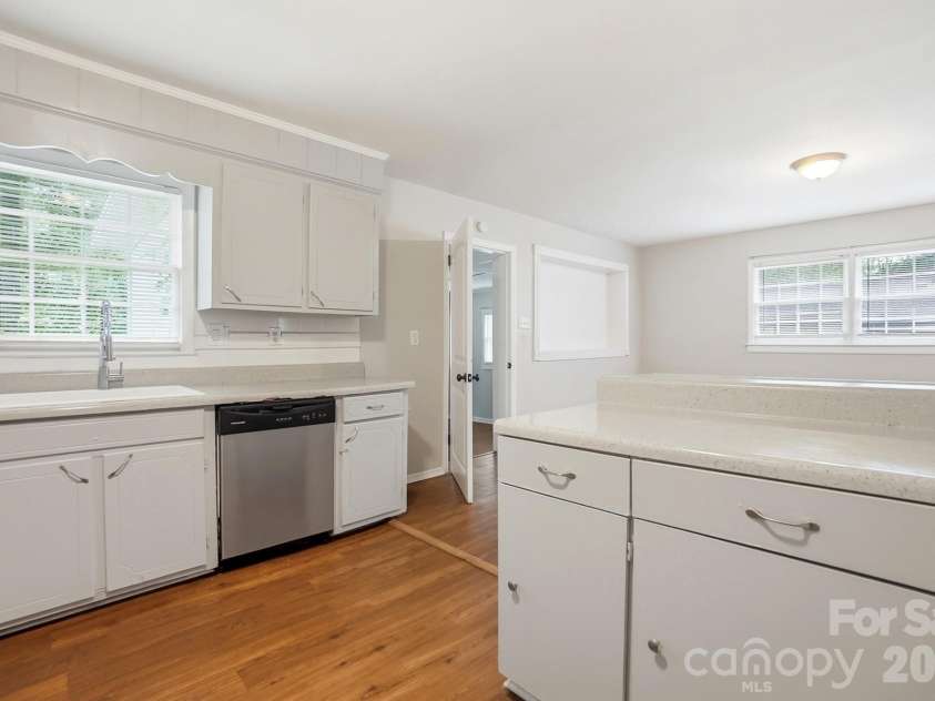6308 Covecreek Drive, Charlotte, NC 28215.  MLS# CAR4386365, YatesRealty ID 27477. Kitchen