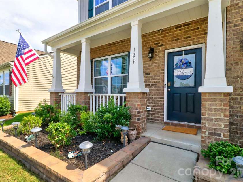 124 Kingsway Drive, Mooresville, NC 28115.  MLS# CAR4387843, YatesRealty ID 27479. 