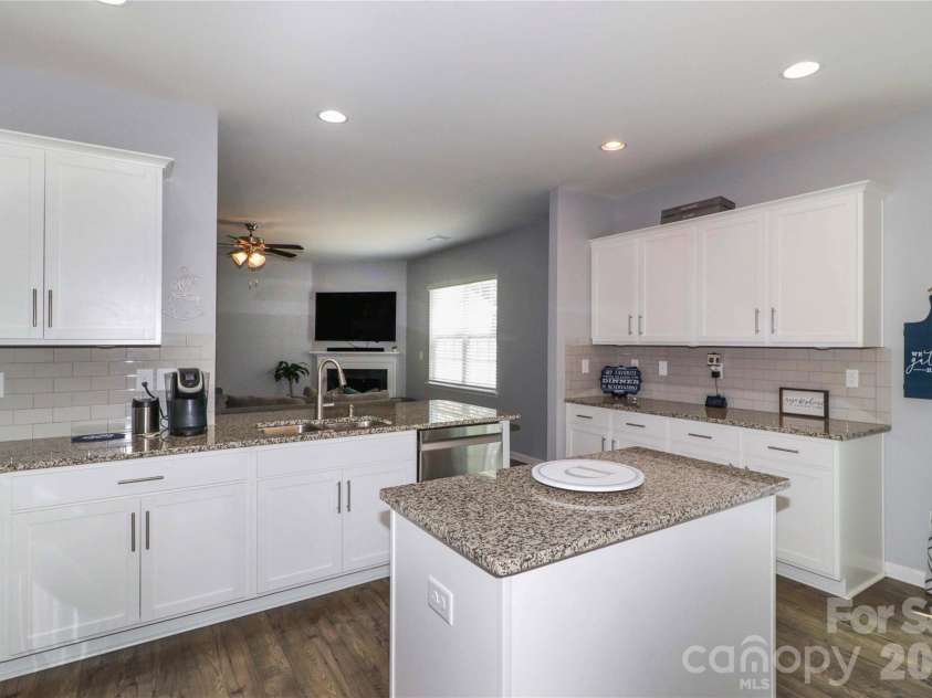 124 Kingsway Drive, Mooresville, NC 28115.  MLS# CAR4387843, YatesRealty ID 27479. 