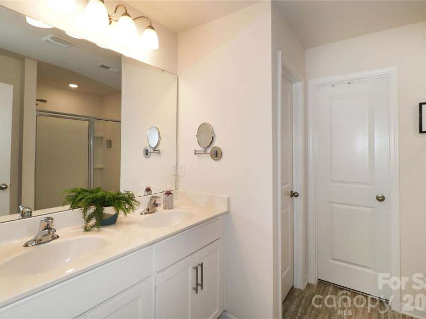 124 Kingsway Drive, Mooresville, NC 28115.  MLS# CAR4387843, YatesRealty ID 27479. 