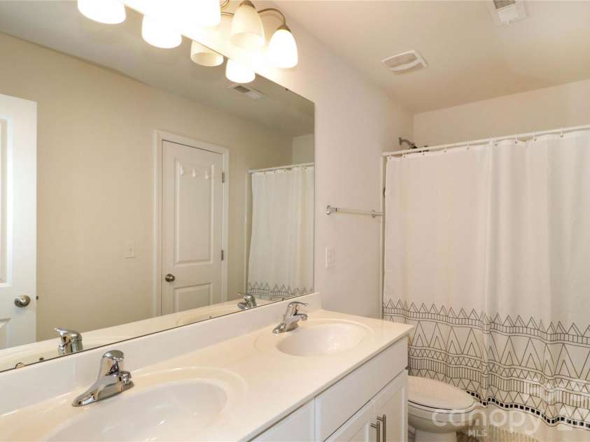 124 Kingsway Drive, Mooresville, NC 28115.  MLS# CAR4387843, YatesRealty ID 27479. 