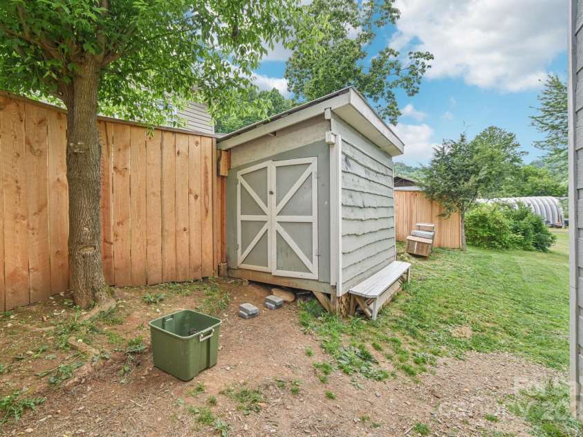 24 King Road, Waynesville, NC 28786.  MLS# CAR4267936, YatesRealty ID 2748. 
