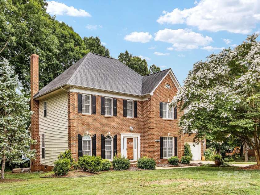 15139 Wiltshire Manor Drive, Charlotte, NC 28278.  MLS# CAR4279893, YatesRealty ID 27480. 