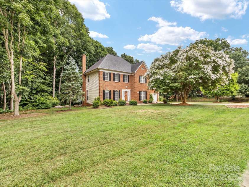 15139 Wiltshire Manor Drive, Charlotte, NC 28278.  MLS# CAR4279893, YatesRealty ID 27480. 