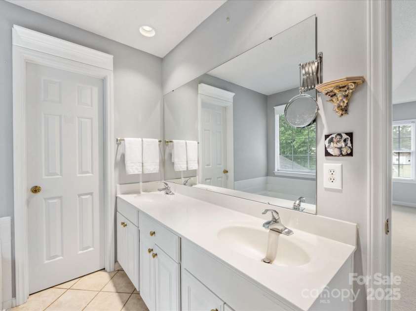 15139 Wiltshire Manor Drive, Charlotte, NC 28278.  MLS# CAR4279893, YatesRealty ID 27480. 