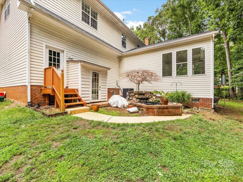 15139 Wiltshire Manor Drive, Charlotte, NC 28278.  MLS# CAR4279893, YatesRealty ID 27480. 