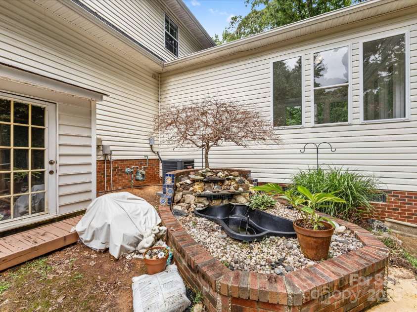 15139 Wiltshire Manor Drive, Charlotte, NC 28278.  MLS# CAR4279893, YatesRealty ID 27480. 