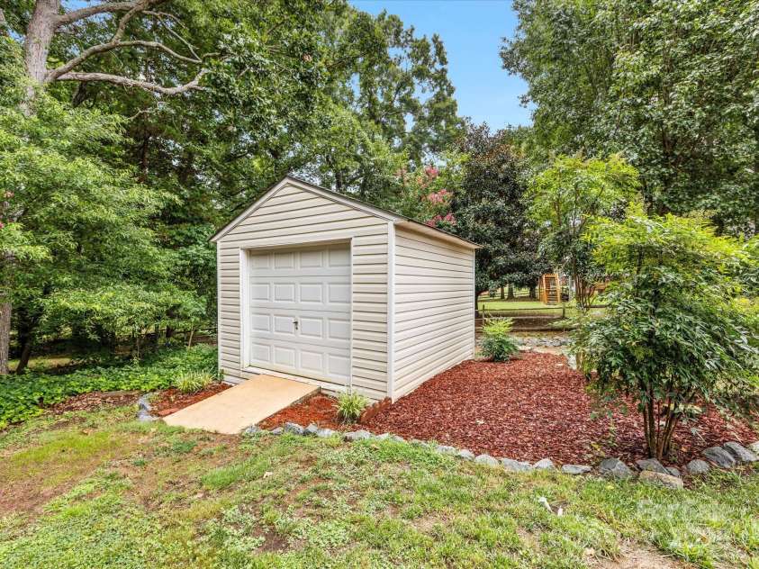 15139 Wiltshire Manor Drive, Charlotte, NC 28278.  MLS# CAR4279893, YatesRealty ID 27480. 