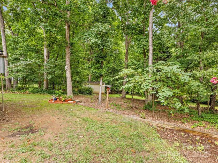 15139 Wiltshire Manor Drive, Charlotte, NC 28278.  MLS# CAR4279893, YatesRealty ID 27480. 