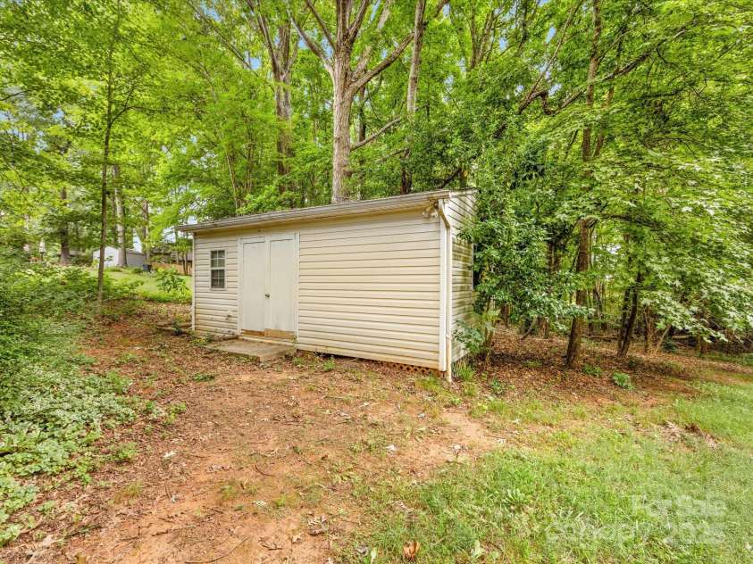15139 Wiltshire Manor Drive, Charlotte, NC 28278.  MLS# CAR4279893, YatesRealty ID 27480. 