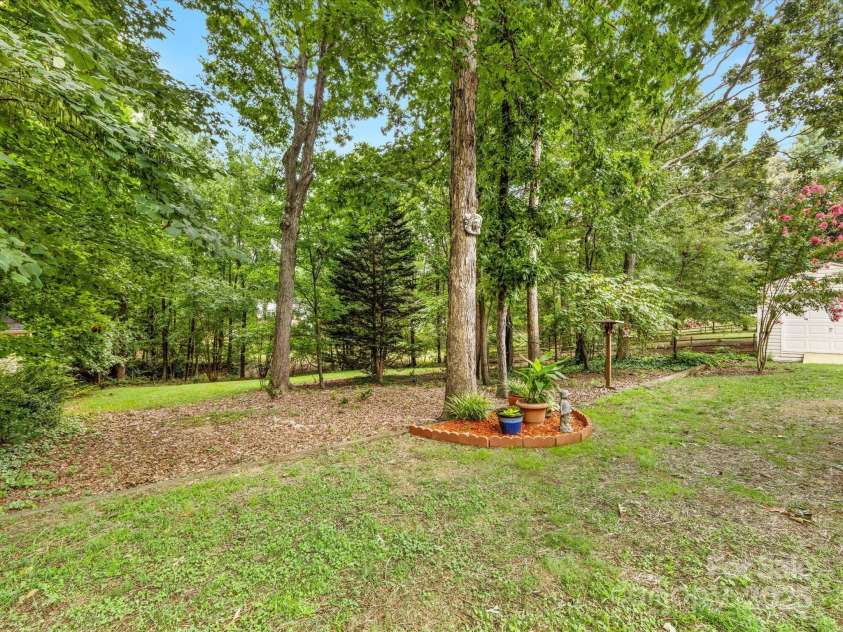 15139 Wiltshire Manor Drive, Charlotte, NC 28278.  MLS# CAR4279893, YatesRealty ID 27480. 