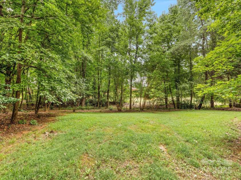 15139 Wiltshire Manor Drive, Charlotte, NC 28278.  MLS# CAR4279893, YatesRealty ID 27480. 