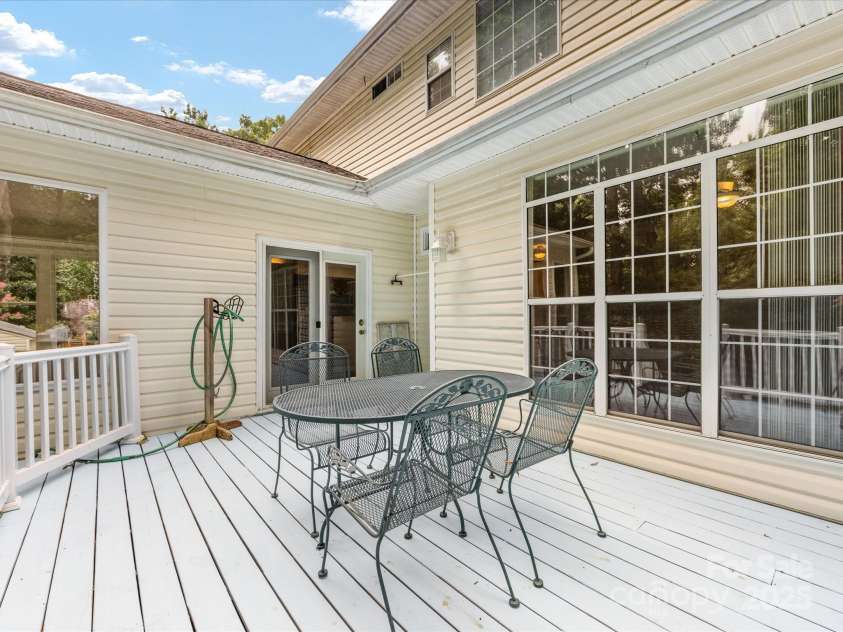 15139 Wiltshire Manor Drive, Charlotte, NC 28278.  MLS# CAR4279893, YatesRealty ID 27480. 