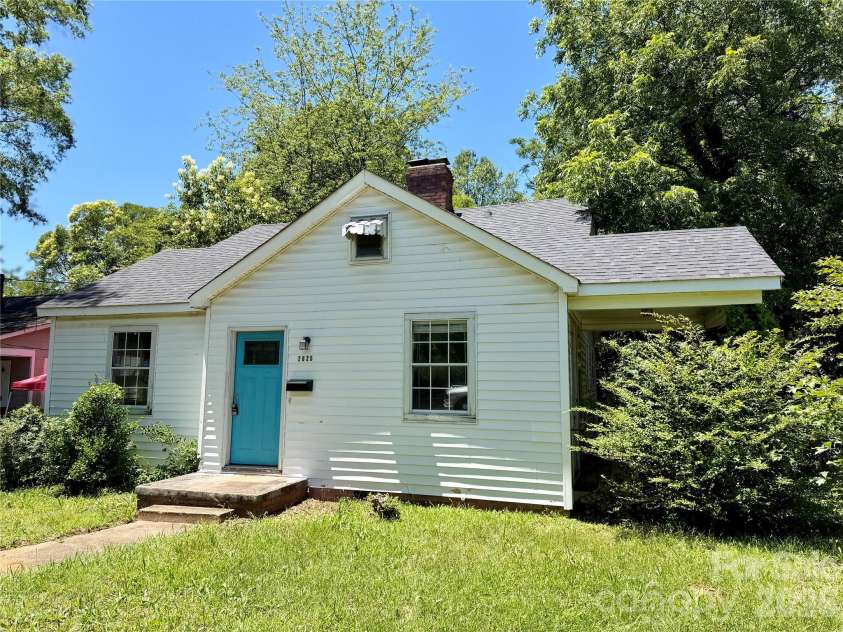 2825 Parkway Avenue, Charlotte, NC 28208.  MLS# CAR4389430, YatesRealty ID 27487. 