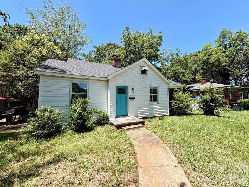 2825 Parkway Avenue, Charlotte, NC 28208.  MLS# CAR4389430, YatesRealty ID 27487. 