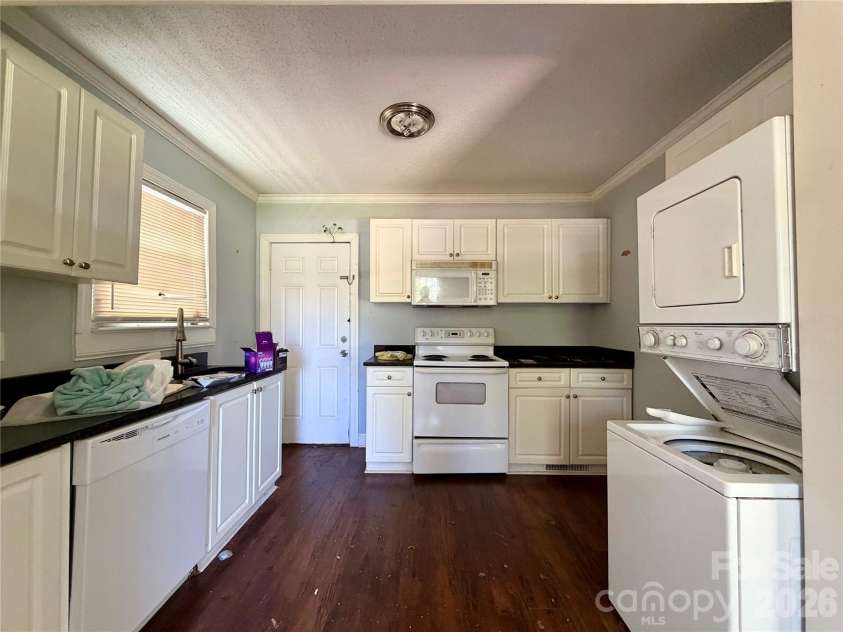 2825 Parkway Avenue, Charlotte, NC 28208.  MLS# CAR4389430, YatesRealty ID 27487. 