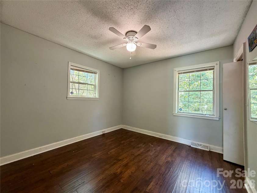 2825 Parkway Avenue, Charlotte, NC 28208.  MLS# CAR4389430, YatesRealty ID 27487. 
