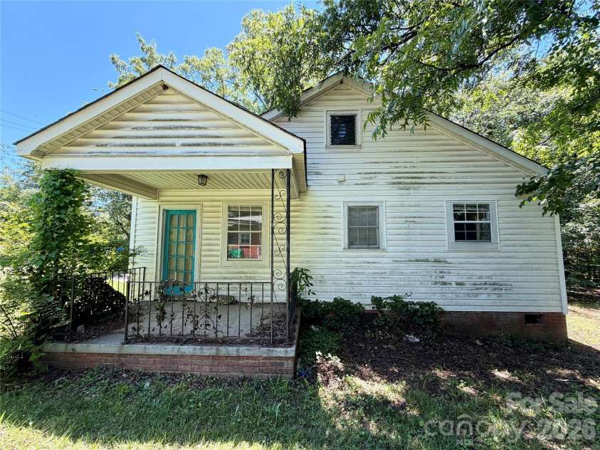 2825 Parkway Avenue, Charlotte, NC 28208.  MLS# CAR4389430, YatesRealty ID 27487. 