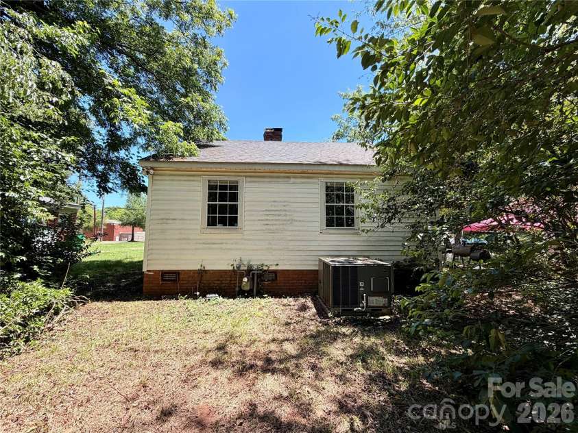2825 Parkway Avenue, Charlotte, NC 28208.  MLS# CAR4389430, YatesRealty ID 27487. 