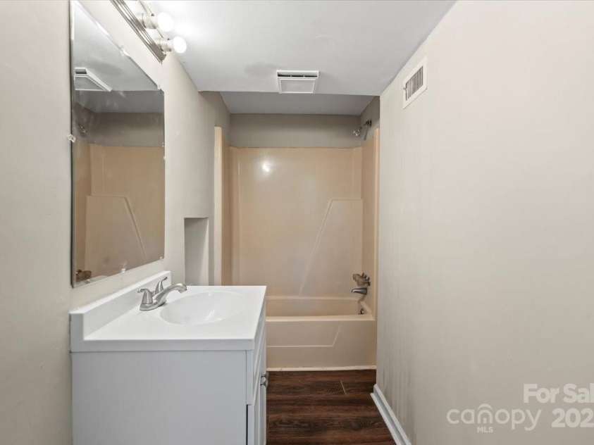 904 Edgewood Circle, Gastonia, NC 28052.  MLS# CAR4271349, YatesRealty ID 27487. Basement full bath