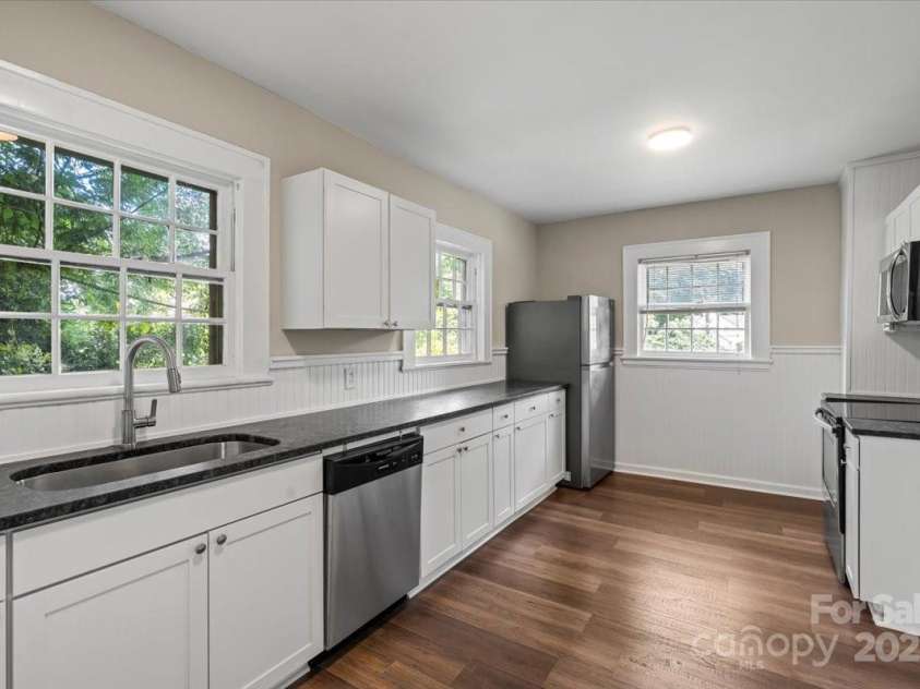 904 Edgewood Circle, Gastonia, NC 28052.  MLS# CAR4271349, YatesRealty ID 27487. Black honed granite for easy maintenance