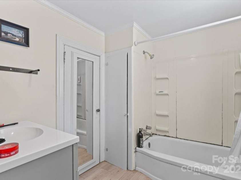 904 Edgewood Circle, Gastonia, NC 28052.  MLS# CAR4271349, YatesRealty ID 27487. Cottage full bath