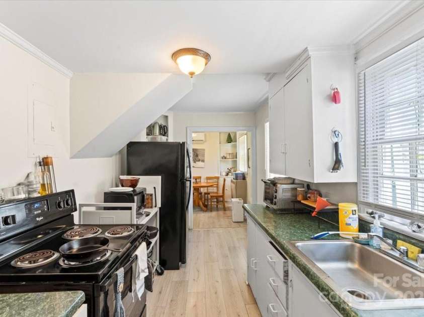 904 Edgewood Circle, Gastonia, NC 28052.  MLS# CAR4271349, YatesRealty ID 27487. Cottage kitchen