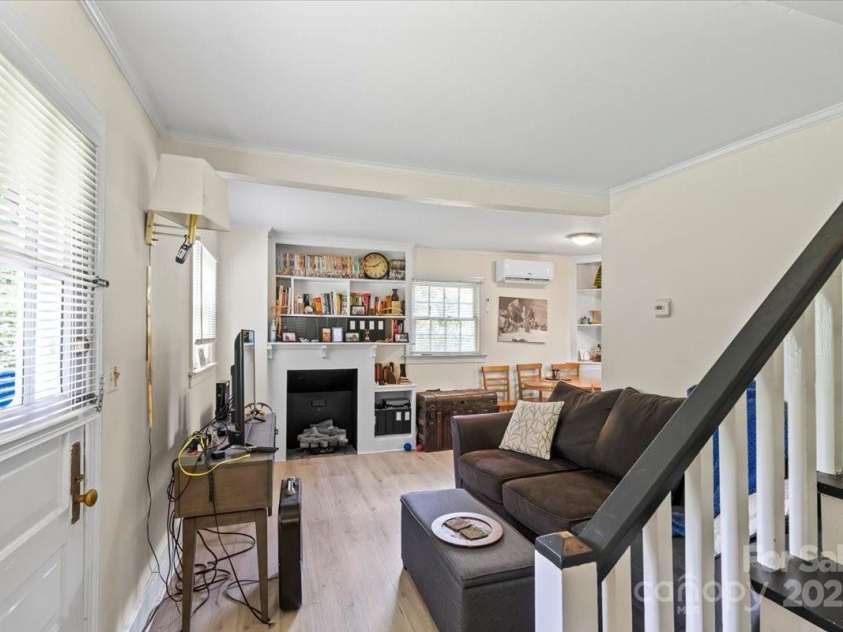 904 Edgewood Circle, Gastonia, NC 28052.  MLS# CAR4271349, YatesRealty ID 27487. Cottage living space