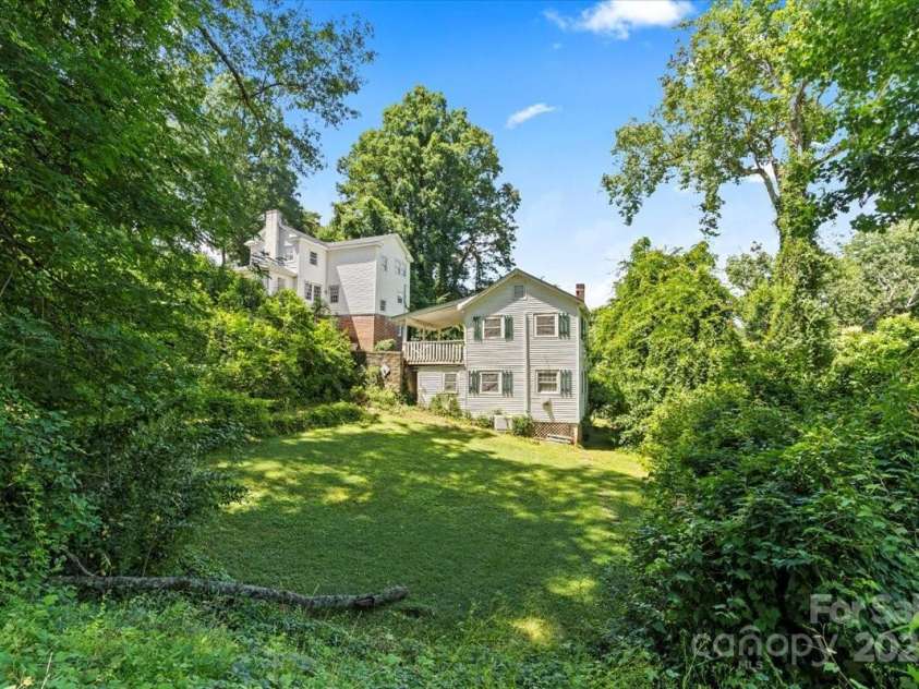 904 Edgewood Circle, Gastonia, NC 28052.  MLS# CAR4271349, YatesRealty ID 27487. Side view of cottage