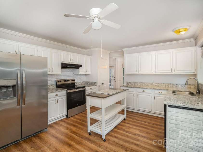 7106 Kinsmore Lane, Charlotte, NC 28269.  MLS# CAR4250943, YatesRealty ID 27491. Kitchen