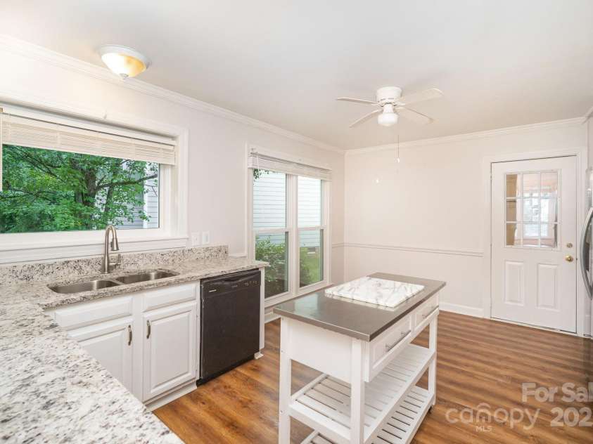 7106 Kinsmore Lane, Charlotte, NC 28269.  MLS# CAR4250943, YatesRealty ID 27491. Kitchen