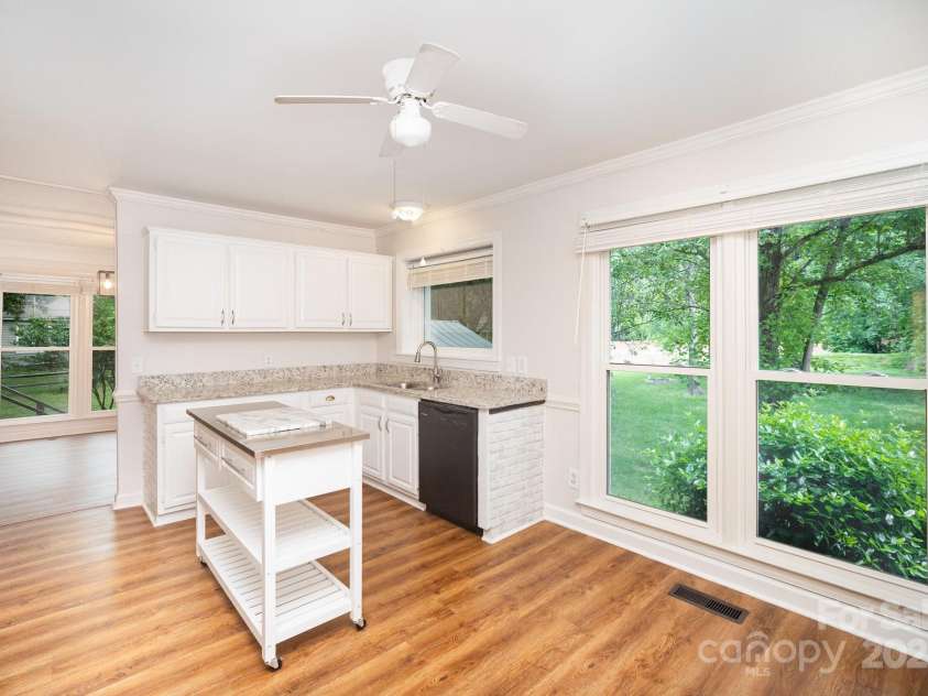 7106 Kinsmore Lane, Charlotte, NC 28269.  MLS# CAR4250943, YatesRealty ID 27491. Kitchen